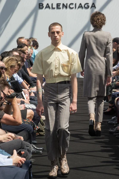 Look 10